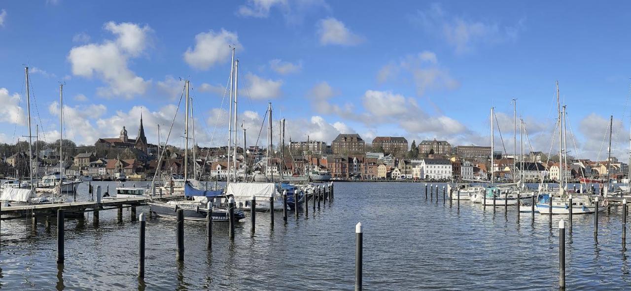 Apartamento Am Kleinen Muehlenteich - Zentrale Ruhige Lage Mit Parkplatz Und Fahrraedern Flensburgo Exterior foto